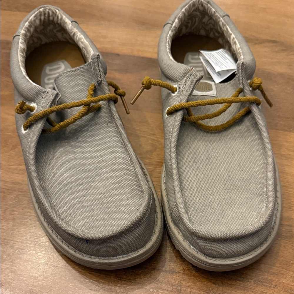 Men’s Hey Dudes New Sz8 Canvas Shoes with Brown Laces